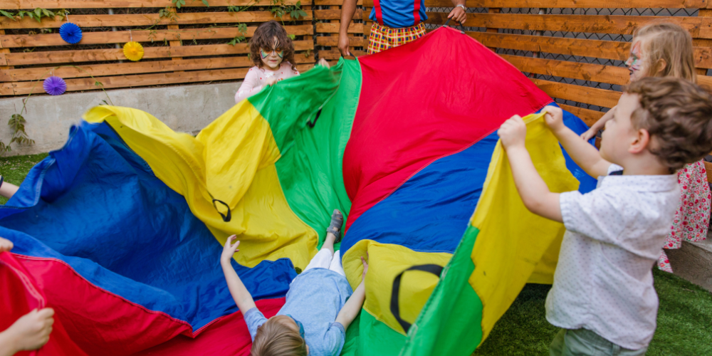Quentin Doulcier devant son complexe de loisirs de 1000 m² après 5 mois de travaux
